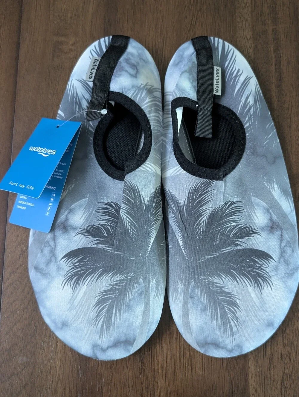 NWT Men’s Gray Palm-Print Water Shoes, Size 42/43